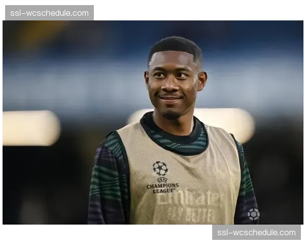 消息：皇马官方宣布，阿拉巴腿筋受伤，预计缺阵四周