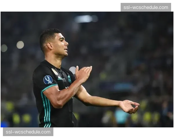 特写：替补席上的领袖，曼联老将卡塞米罗指导年轻队友应对逆境