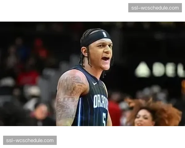 特写:德章泰·穆雷命中压哨绝杀后,冲向场边与主场球迷庆祝 特写:德章泰·穆雷命中压哨绝杀后,冲向场边与主场球迷庆祝